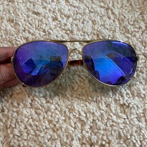 Oakley polarized sunglasses. Small scratch on right lense.